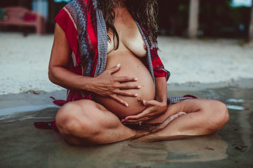 Maternity belly in beach